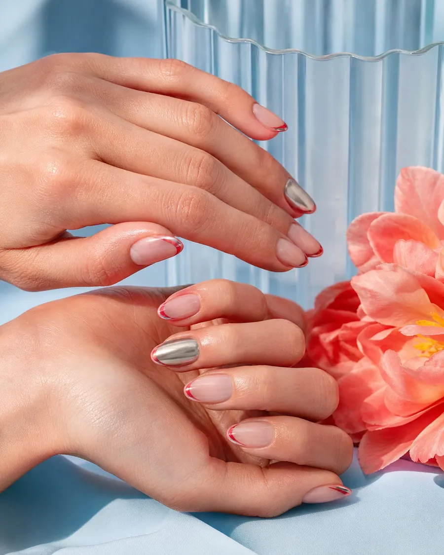 Jemný červený micro french nail art s chrómovým detailom